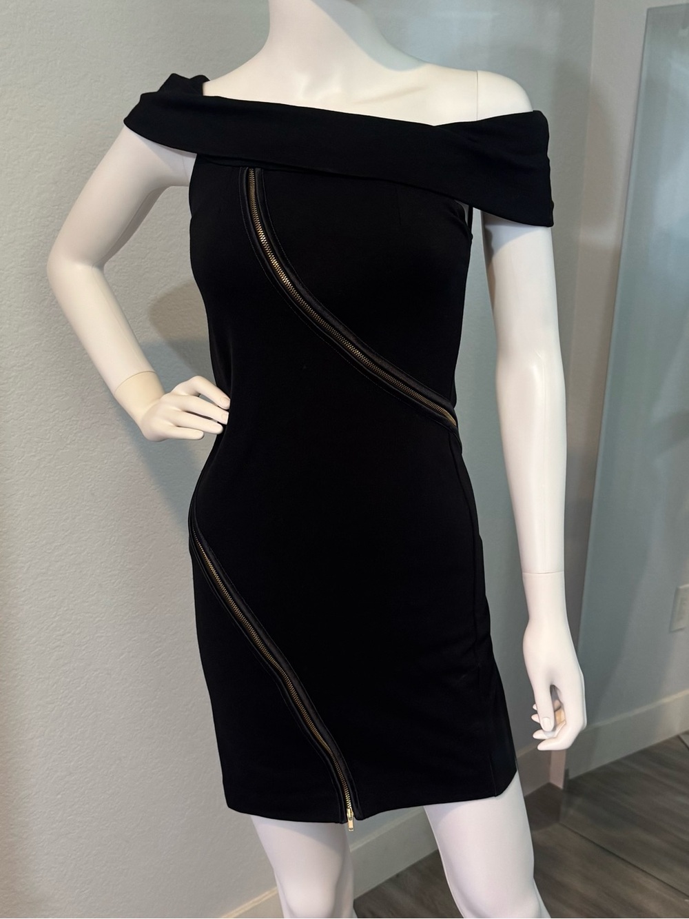 CAMILLA AND MARC Black Blindfold Frock Off Shoulder Zipper Dress Size 2